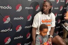 霍勒迪:杨瀚森表现像超级巨星 备受关注是应得的