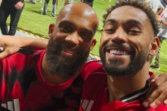 只是开始！曼联不败夺夏季赛冠军 新援姆贝莫&库尼亚捧杯合影