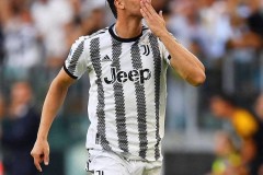 巴萨与AC米兰争夺弗拉霍维奇，意甲金靴前往沙特淘金，年薪高达两千万欧元