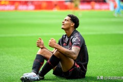 天崩开局！滕哈格德甲首秀栽了，遭弱旅2球逆转，场边大喊表不满