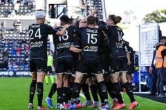 法甲焦点战：巴黎圣曼主场剑指三分，昂热铁桶阵能否全身而退？