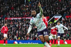 4球大胜暗藏致命隐患！枪手1人爆发引爆更衣室，直指阿尔特塔软肋